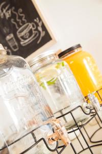 Montano Boutique Suites في إل كالافاتي: جرتين زجاجيتين موضوعتين أعلى رف