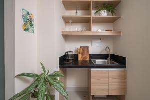 O bucătărie sau chicinetă la The Grid Co-Living Managed by HII