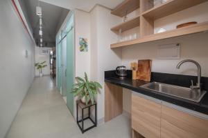 O bucătărie sau chicinetă la The Grid Co-Living Managed by HII