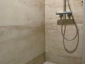 Ένα μπάνιο στο Gîte cosy à 300m de la plage, bain nordique, poêle à bois, borne électrique, proche centre de Pornic - FR-1-306-1278 +4 φωτογραφίες