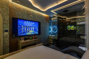 TV a/nebo společenská místnost v ubytování Pynt Hotel 2