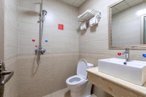 a bathroom with a toilet and a sink and a shower at 万象莉莉酒店 Lilyhotel in Vientiane