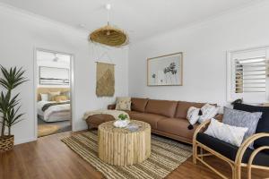 BerraraにあるBerrara Beach House - Belle Escapes Jervis Bayのソファとテーブルのあるリビングルーム