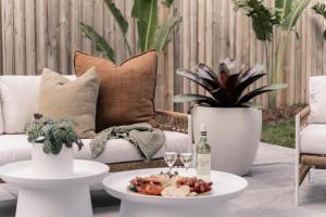 Posezení v ubytování The SALTY PALMS Luxury Villas By the Sea