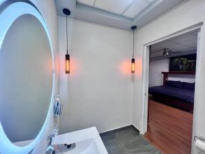 Katil atau katil-katil dalam bilik di Apartment with King bed and 85 TV 5 min Bus Station