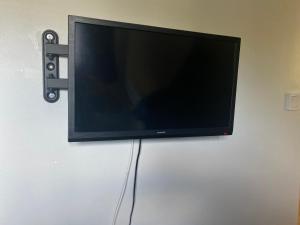 TV a/nebo společenská místnost v ubytování Stuga nära havet