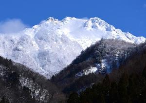 Vista generica sulle montagne o vista sulle montagne dall'interno del ryokan