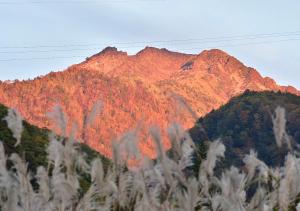Vista generica sulle montagne o vista sulle montagne dall'interno del ryokan
