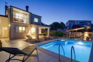 Ảnh trong thư viện ảnh của Delightfully house with a private pool and a sea view ở Premantura