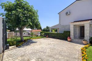 Ảnh trong thư viện ảnh của Delightfully house with a private pool and a sea view ở Premantura
