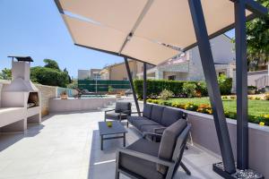 Ảnh trong thư viện ảnh của Delightfully house with a private pool and a sea view ở Premantura