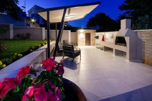 Ảnh trong thư viện ảnh của Delightfully house with a private pool and a sea view ở Premantura