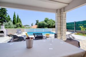 Ảnh trong thư viện ảnh của Delightfully house with a private pool and a sea view ở Premantura