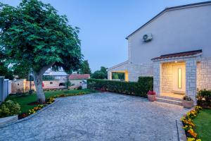 Ảnh trong thư viện ảnh của Delightfully house with a private pool and a sea view ở Premantura