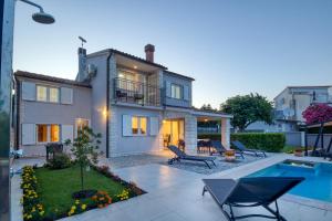 Ảnh trong thư viện ảnh của Delightfully house with a private pool and a sea view ở Premantura