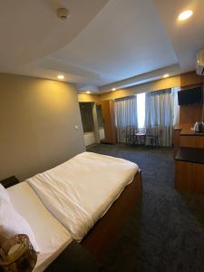 a bedroom with a large bed in a hotel room at Green Palmiye Hotel in Avcılar