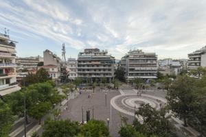 アグリニオにあるLeto Boutique Hotel Agrinioの建物と広場のある街の景色