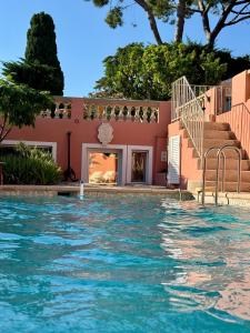 Bazén v ubytování Chambre d'hôtes A l'ancre marine de la Villa Rose nebo v jeho okolí
