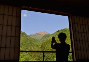 Vista generica sulle montagne o vista sulle montagne dall'interno del ryokan