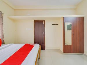 Postel nebo postele na pokoji v ubytování Hotel O Srinivasa Residency