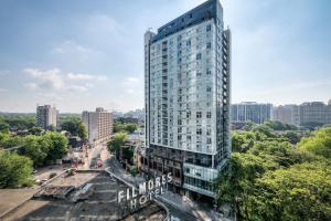 una vista aerea di un alto edificio in una città di RivetStays - The Jarvis a Toronto