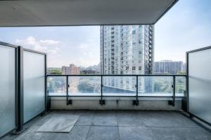 una stanza vuota con vista su un edificio alto di RivetStays - The Jarvis a Toronto