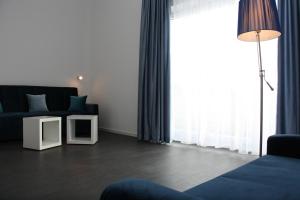 un soggiorno con divano e finestra di Victoria Living a Jockgrim