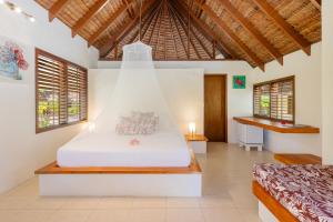 una camera da letto in una villa con un letto e finestre di Breakas Beach Resort a Port Vila Altre 44 foto