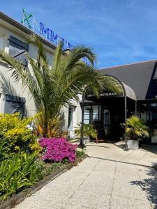 Κήπος έξω από το Hotel Restaurant l'Eskemm St Brieuc-Trégueux