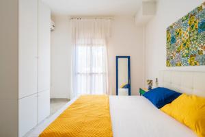 Il Rosmarino في باري ساردو: غرفة نوم بيضاء مع سرير ونافذة