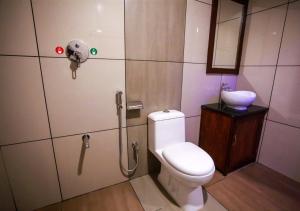 un bagno con un water e un lavandino di Wildside Wayanad a Wayanad