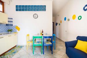 Il Rosmarino في باري ساردو: غرفة معيشة مع طاولة وأريكة زرقاء +22 صورة