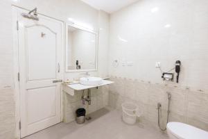 Koupelna v ubytování Hotel DSF Grand Plaza