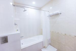 Koupelna v ubytování Hotel DSF Grand Plaza