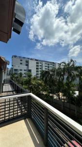 カタビーチにあるApartments Kata Beach view gardenの大きな建物を望むバルコニー