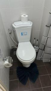 カタビーチにあるApartments Kata Beach view gardenのバスルーム(トイレットペーパー付)