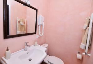 Ένα μπάνιο στο Villa Jrhogher Dilijan +44 φωτογραφίες