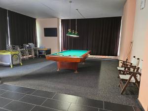 a room with a pool table in a room at Guest House Petrovi in Ravda