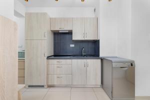 Η κουζίνα ή μικρή κουζίνα στο Przestronne Apartamenty w Zakopanem z Trzema Sypialniami i Parkingiem by Noclegi Renters