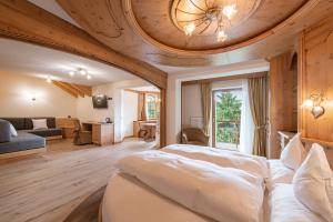Postel nebo postele na pokoji v ubytování Renè Dolomites Boutique Hotel