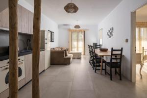 Una cocina y un comedor con mesa y sillas. en Iliada Villas, en Agios Prokopios