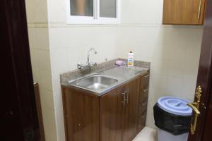 Kuchyň nebo kuchyňský kout v ubytování Jawharet Al Kheir Furnished Apartments