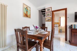 イスキアにあるPetite Casa Caterinaの木製のテーブルと椅子のあるダイニングルーム