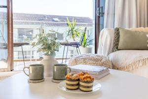 Krait Court, 6-6 Krait Close في خليج نيلسون: طاولة قهوة عليها كعكات وكتب +17 صورة