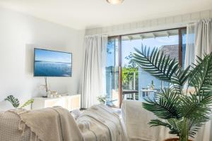 Krait Court, 6-6 Krait Close في خليج نيلسون: غرفة معيشة مع أريكة ونافذة كبيرة