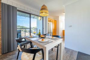 Krait Court, 6-6 Krait Close في خليج نيلسون: غرفة طعام بها طاولة وكراسي ونافذة