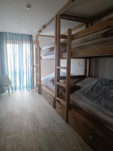 ein Schlafzimmer mit zwei Etagenbetten und einem Fenster in der Unterkunft Cachinnans Hostel & Apartments in Vila do Conde