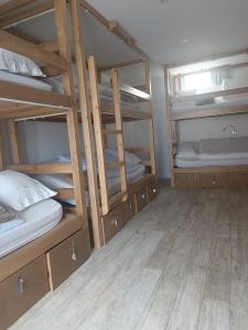 ein Zimmer mit Etagenbetten und Holzboden in der Unterkunft Cachinnans Hostel & Apartments in Vila do Conde