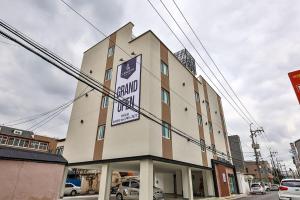 Budova, kde se motel nachází + 23 fotografií