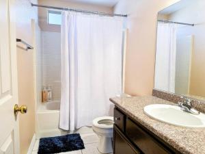 Et badeværelse på Spacious 4BR Fam Retreat King Bed WIFI And Parking